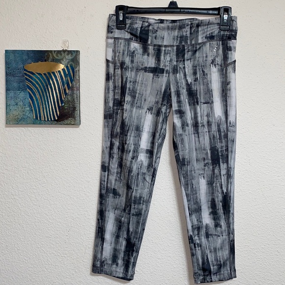 Aeropostale- Gray & White Capri Leggings